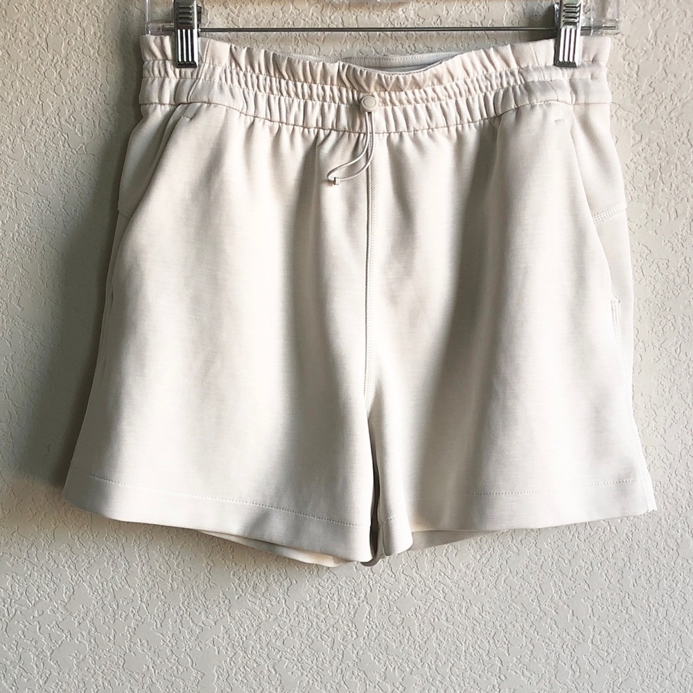 Lululemon Softstreme High Rise Shorts 4” Bone 6 W7CAXS
